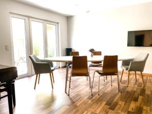 a dining room with a table and chairs at Ferienwohnung Bodensee Nenzingen Hegau in Orsingen-Nenzingen