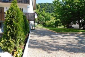 un vialetto di una casa con cancello e alberi di JT Apartma a Bled