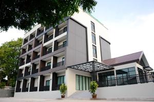 an image of a building at Re Riva in Ban Bang Bamru