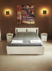 レッジョ・エミリアにあるVilla Agataのベッドルーム1室(ベッド1台、ナイトスタンド2台付)