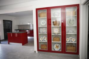 a display case with plates and baskets in a kitchen at Casa da Praça in Ponte de Sor +24 photos