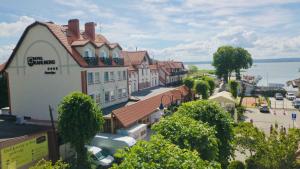 uitzicht op een straat in een klein stadje bij Hotel Kahlberg in Krynica Morska