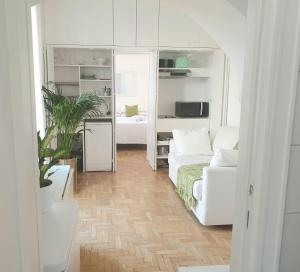 A kitchen or kitchenette at Erida 2 Apartment Spanish Steps Még 6 kép