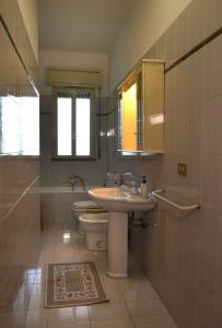 ノート・マリーナにあるHibiscus Houseのバスルーム(洗面台、トイレ、鏡付)