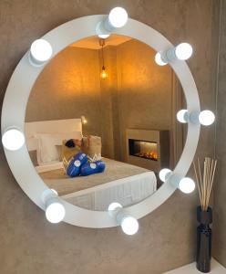 un grand miroir blanc suspendu à un mur dans l'établissement Mamma Mia Hotel Boutique - Only Adults, à Tossa de Mar