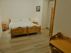 1 dormitorio con 1 cama y suelo de madera en Nido di Rondine B&B en Comano Terme