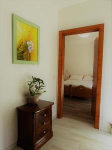 コマーノ・テルメにあるNido di Rondine B&Bの鏡とドレッサー付きの部屋、ベッドルーム1室が備わります。