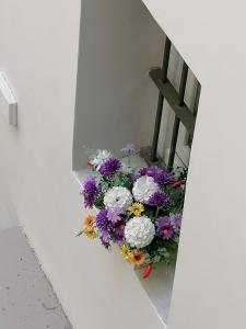 un ramo de flores sentadas en una escalera en LuRe Holiday Napoli 2, en Nápoles