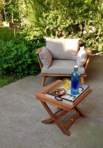 a coffee table with a couch and a bottle on it at Villa Prétorina in Cannes