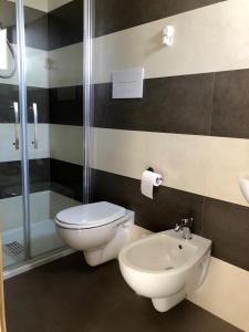 ヴェノーザにあるB&B Al Gravattoneのバスルーム(トイレ、洗面台、シャワー付)
