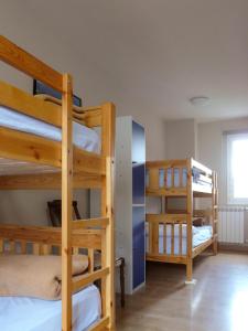 Двухъярусная кровать или двухъярусные кровати в номере ALBERGUE SAN NICOLAS