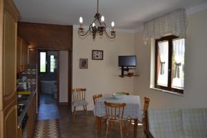 cocina y comedor con mesa y sillas en Villa Merola, en Novi Velia