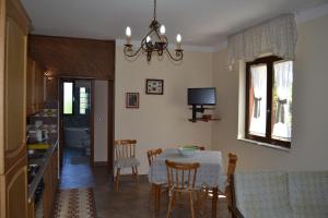 una cucina e una sala da pranzo con tavolo e sedie di Villa Merola a Novi Velia
