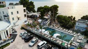 una vista aérea de un aparcamiento con piscina en Le Palazzine Hotel en Vlorë