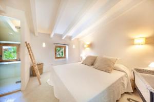 Postel nebo postele na pokoji v ubytování Villa Can Suau Petit by Sealand Villas + 31 fotografií