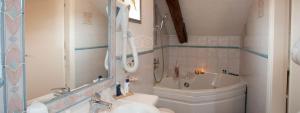 ein Badezimmer mit einem Waschbecken, einem WC und einer Badewanne in der Unterkunft Ca' Riccio in Venedig