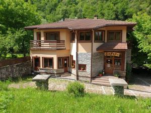 里巴里卡Family Hotel Fedora的一个小房子,设有门廊和阳台