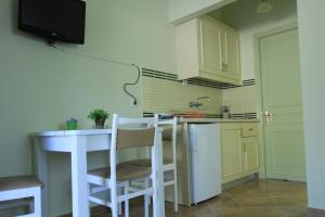 A kitchen or kitchenette at iliobasilema studios & apartments Még 36 kép