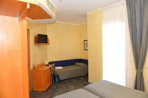 een kamer met een slaapkamer met een bed en een bureau bij Hotel Blue Rose's in Mesagne
