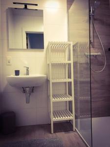 un bagno con mensola bianca accanto a un lavandino di Vakantiewoning d'Hoppe a Flobecq