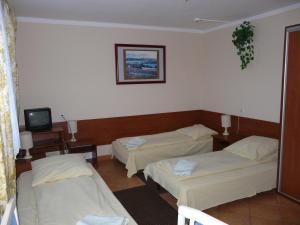 Een bed of bedden in een kamer bij Hotel Turystyczny
