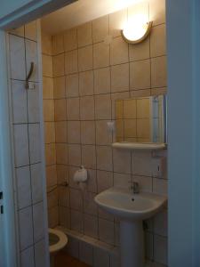een badkamer met een wastafel en een toilet bij Hotel Turystyczny in Białystok
