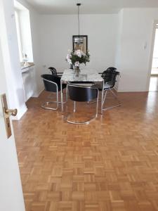 uma sala de jantar com mesa e cadeiras em Ferienwohnung Wohnung Krefeld Forstwald Höltehoffe em Krefeld