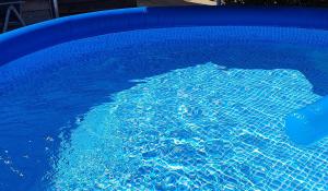 a pool of blue water in a swimming pool at Ferienhäuschen Zittau in Zittau