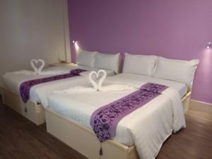 Rúm í herbergi á Thap Sakae Hotel