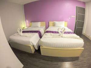 Rúm í herbergi á Thap Sakae Hotel