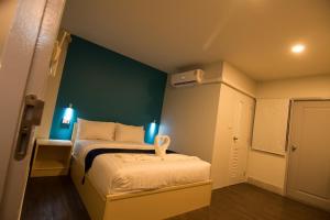 Un pat sau paturi într-o cameră la Thap Sakae Hotel