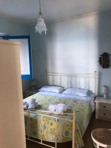 Tempat tidur dalam kamar di Casa vacanze levanzo