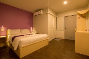 Rúm í herbergi á Thap Sakae Hotel