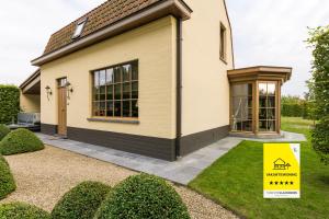 BasseveldeChez Maintje的前面有黄色标志的房子