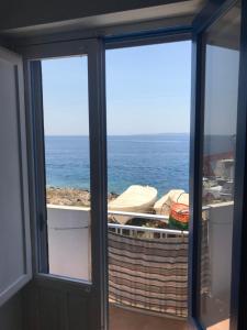 萊萬佐的住宿－Casa vacanze levanzo，从窗户可欣赏到海景