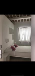 A bed or beds in a room at Camere Maré