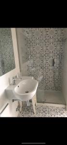 A bathroom at Camere Maré