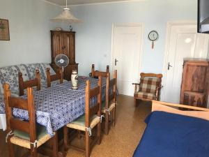 - une salle à manger avec une table, des chaises et un canapé dans l'établissement Casa vacanze levanzo, à Levanzo