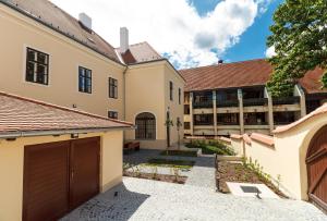 Foto da galeria de Domus Peregrini Apartmanok em Gyor