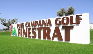 Una señal que lee Hug Campanu Golf Internaetart en Apartamento cuco Finestrat, en Finestrat