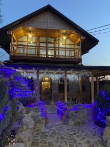 ein Haus mit blauen Lichtern davor in der Unterkunft Kozak's Dream in Kamjanez-Podilskyj