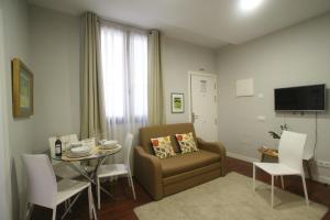 sala de estar con sofá y mesa en Apartamento al lado de Gran Via - Pink, en Madrid