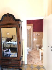 巴勒莫B&B Dimora Annulina的一间带镜子的浴室和一间带床的卧室