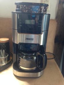 a coffee maker sitting on top of a counter at Vrijstaand Koetshuis Marron in Barsingerhorn