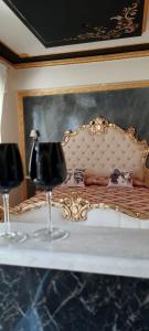 - un lit avec 2 verres à vin sur une table dans l'établissement Mare Nostrum luxury suite, à Mazzeo