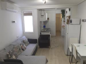 バレンシアにあるSmart Apartment near Malvarossa beachのリビングルーム(ソファ付)、キッチン