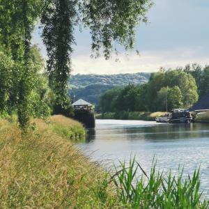 vistas a un río con barcos en el agua en Bateau entre Lille et Paris, en Thourotte