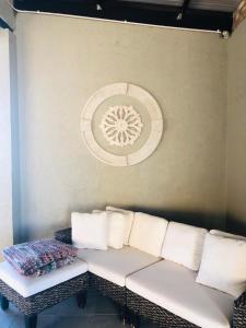 um sofá branco sentado numa sala com uma parede em Linda se Dop em Nieuwoudtville