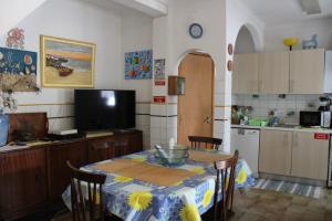 una cocina con mesa y mantel. en Casa Portuguesa, en Albufeira