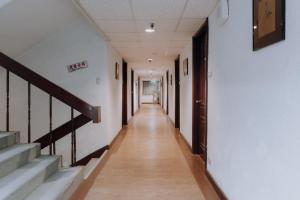 um corredor de uma escola com escadas e um hallwayngth em Tong Hsin Hotel em Pingtung City